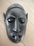 Masque d'art africain en poterie, Enlèvement ou Envoi