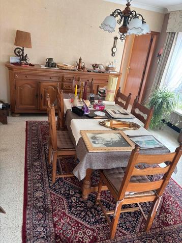 Massieve eetplaats tafel + 6 stoelen en dressoir beschikbaar voor biedingen