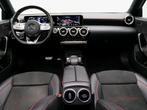 Mercedes-Benz A-Klasse 180 AMG Line + PANORAMISCH DAK + NIGH, Auto's, Mercedes-Benz, Stof, Gebruikt, 136 pk, Wit