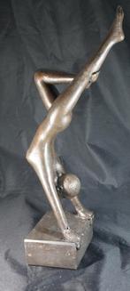 Keramiek beeld op marmeren voet. 40 cm, Antiek en Kunst, Ophalen