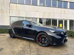 BMW M5 Touring/Pano/B&W/TREKHAAK/COMFORTPACK/FULL BLACK, Auto's, BMW, Automaat, Zwart, Leder, Bedrijf