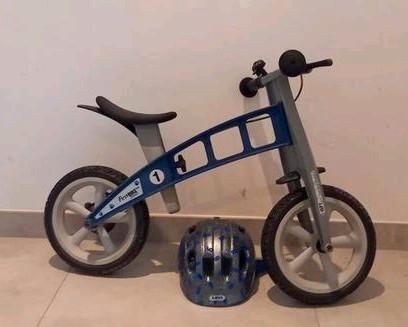 Loopfiets First Bike met Helm, Kinderen en Baby's, Speelgoed | Buiten | Voertuigen en Loopfietsen, Gebruikt, Loopfiets, Ophalen of Verzenden