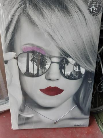 Foto van een vrouw, groot model negen beschikbaar voor biedingen