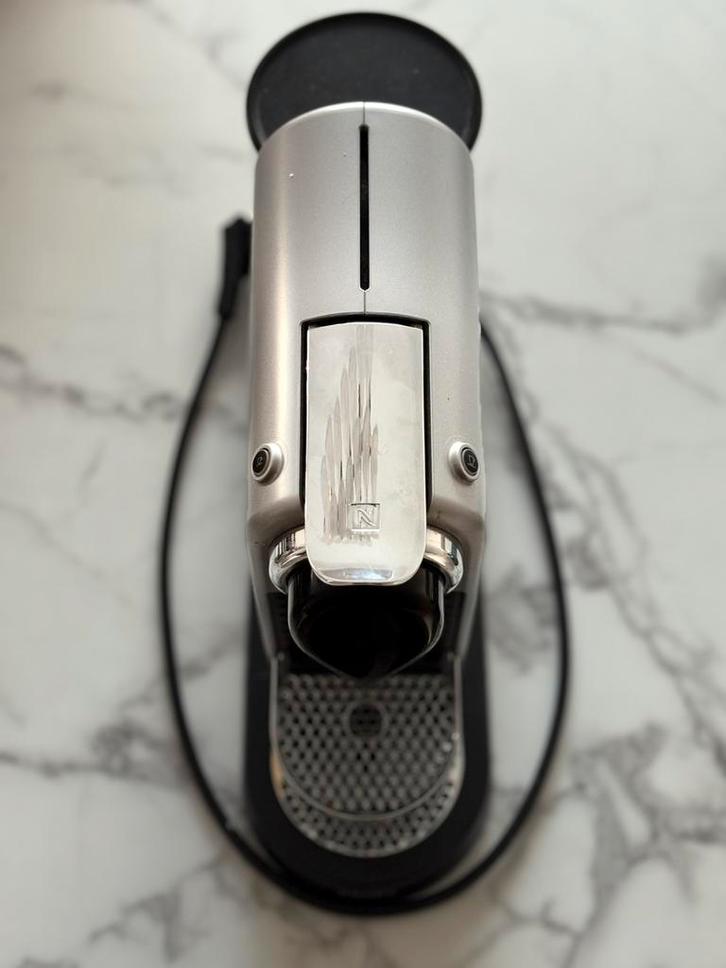 Nespresso Inissia KRUPS (Gris Métal) - État Impeccable, Elektronische apparatuur, Koffiezetapparaten, Zo goed als nieuw, Afneembaar waterreservoir