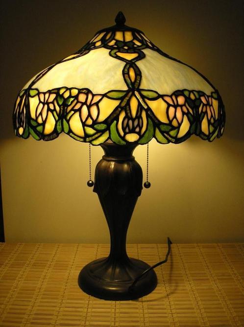 Tiffany tafellamp met stijlvolle kap, Antiek en Kunst, Antiek | Verlichting, Ophalen of Verzenden