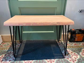 Custom bijzettafel beschikbaar voor biedingen