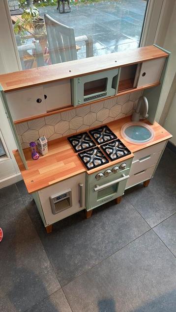 Speelkeuken met accessoires beschikbaar voor biedingen