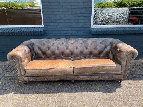 Stoere Chesterfield zetel vintage bruin GRATIS GELEVERD, Antiquités & Art, Antiquités | Meubles | Chaises & Canapés, Enlèvement ou Envoi