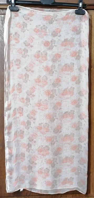 Vierkant fijn sjaaltje met beige en zalmkleurige bloempjes. beschikbaar voor biedingen
