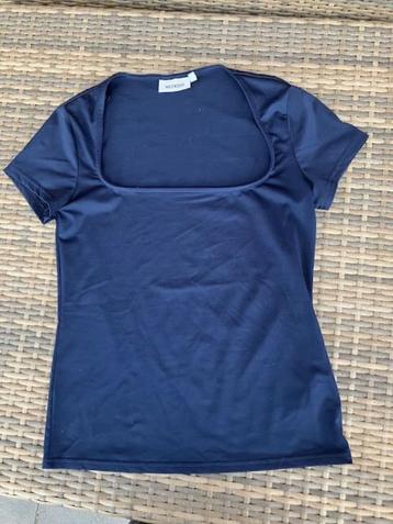 Weekday tshirt beschikbaar voor biedingen