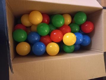 Doos vol ballen voor ballenbad beschikbaar voor biedingen