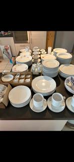 Diverse keuken gerief potten pannen glazen serviezen enz, Ophalen