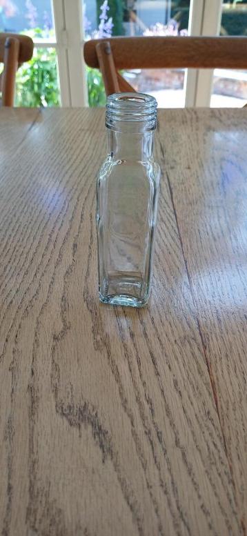 glazen fles beschikbaar voor biedingen
