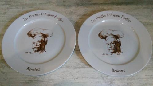 2 borden Pillivuyt Les Disciples D'Auguste Escoffier Ø 31cm, Huis en Inrichting, Keuken | Servies, Zo goed als nieuw, Bord(en)