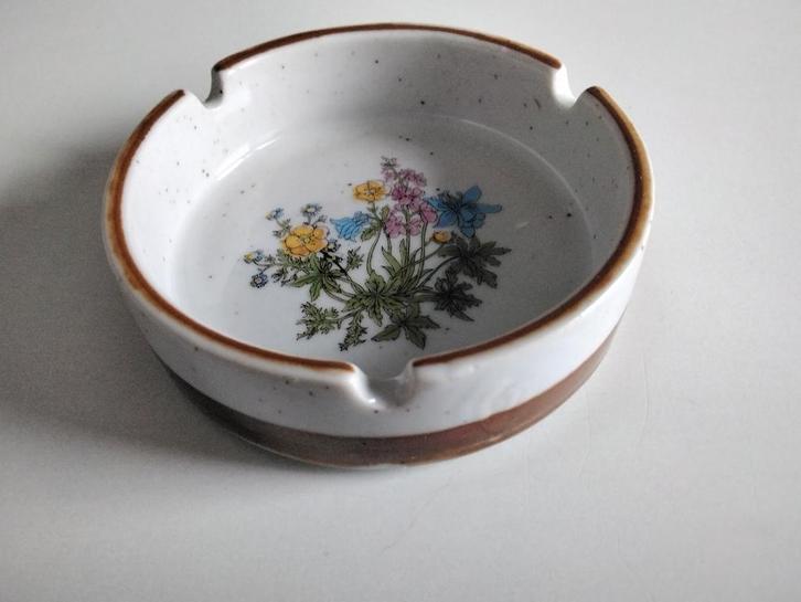 Cendrier vintage en grès émaillé décor floral inaltérable, Collections, Articles de fumeurs, Briquets & Boîtes d'allumettes, Comme neuf