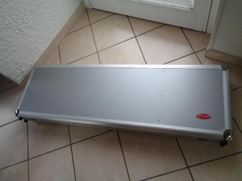 Flight Cases Coffre alu. pour guitare basse. Marque: "STAGG", Muziek en Instrumenten, Behuizingen en Koffers, Zo goed als nieuw