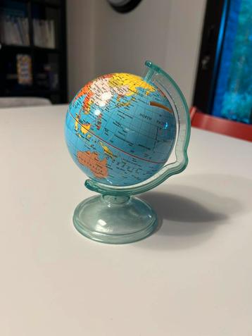 Kleine wereldbol spaarpot beschikbaar voor biedingen