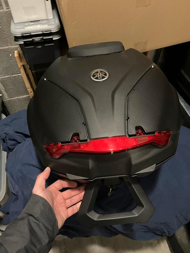 Top case 34L Yamaha X-Max neuf, Motos, Accessoires | Valises & Sacs, Comme neuf, Enlèvement