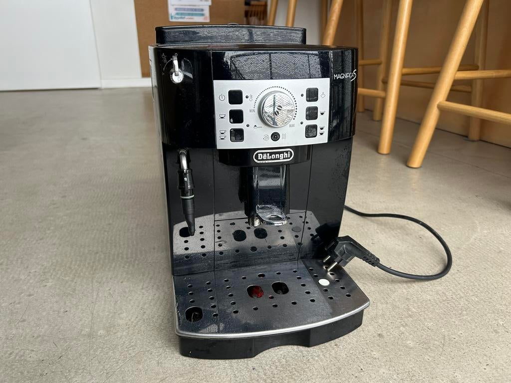 Machine a café à réparer Delonghi Magnifica S, Elektronische apparatuur, Koffiezetapparaten, Gebruikt, Gemalen koffie, Koffiebonen