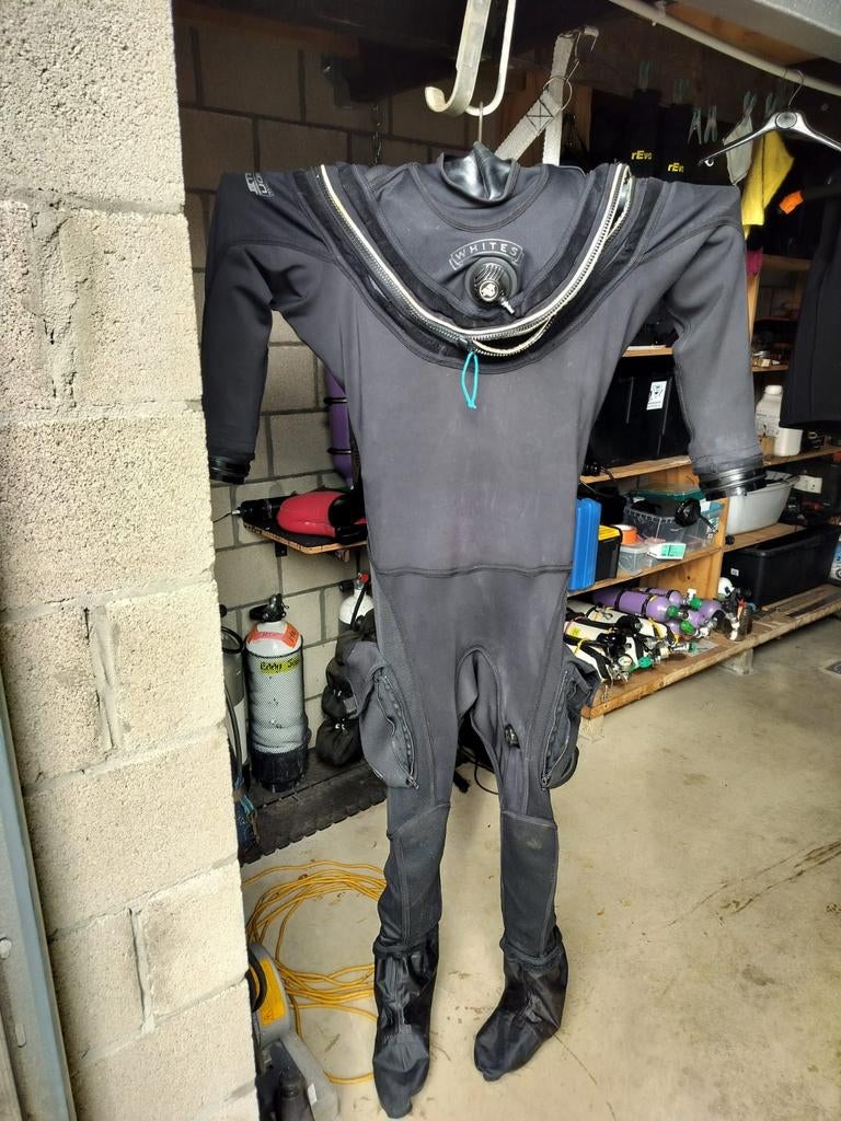 combinaison etanche Whites bullet, Enlèvement