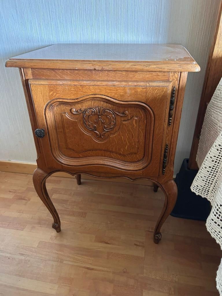 Table de chevet/meuble ancien en bois — style Louis XV (2x), 45 à 65 cm, Enlèvement, Utilisé, 55 à 70 cm