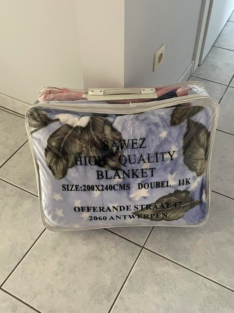 COUVERTURE OU COUVRE-LIT RÉVERSIBLE ÉPAIS, Maison & Meubles, Chambre à coucher | Linge de lit, Enlèvement, Comme neuf