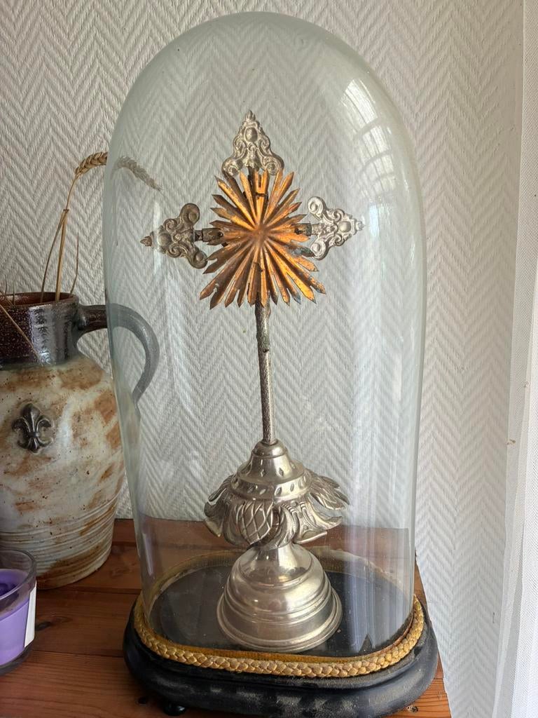 Crucifix sous cloche, Enlèvement