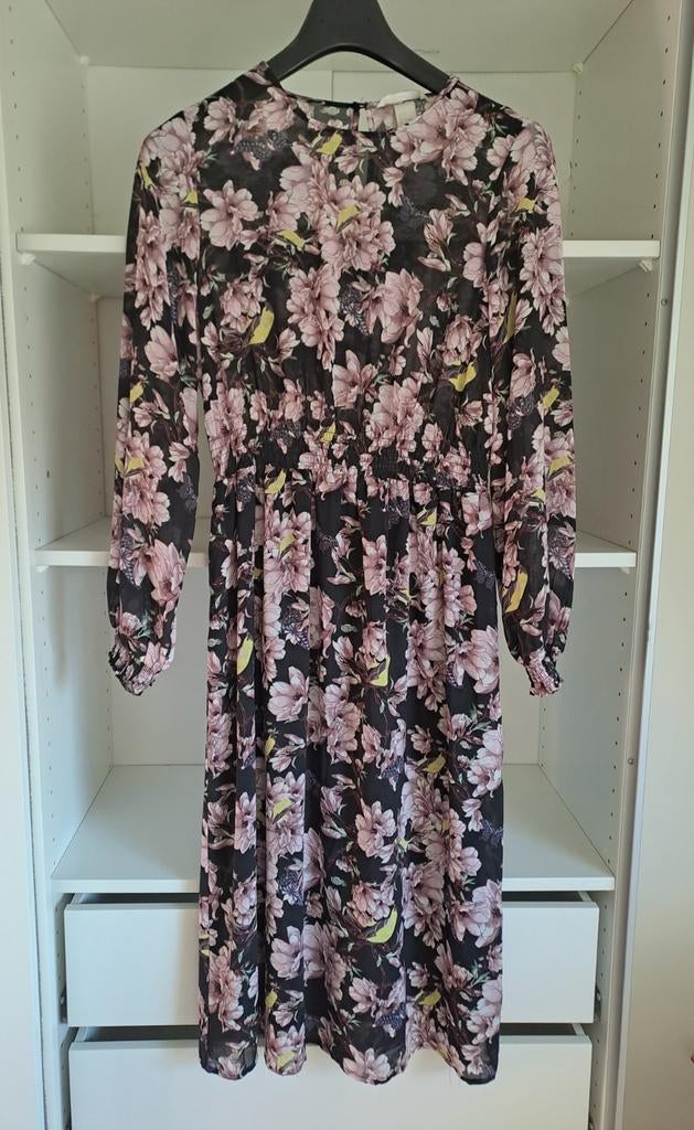 Mt 38 Zwarte lange jurk met lila bloemen en gele vogels, Kleding | Dames, Jurken, Maat 38/40 (M), H&M, Paars, Ophalen of Verzenden