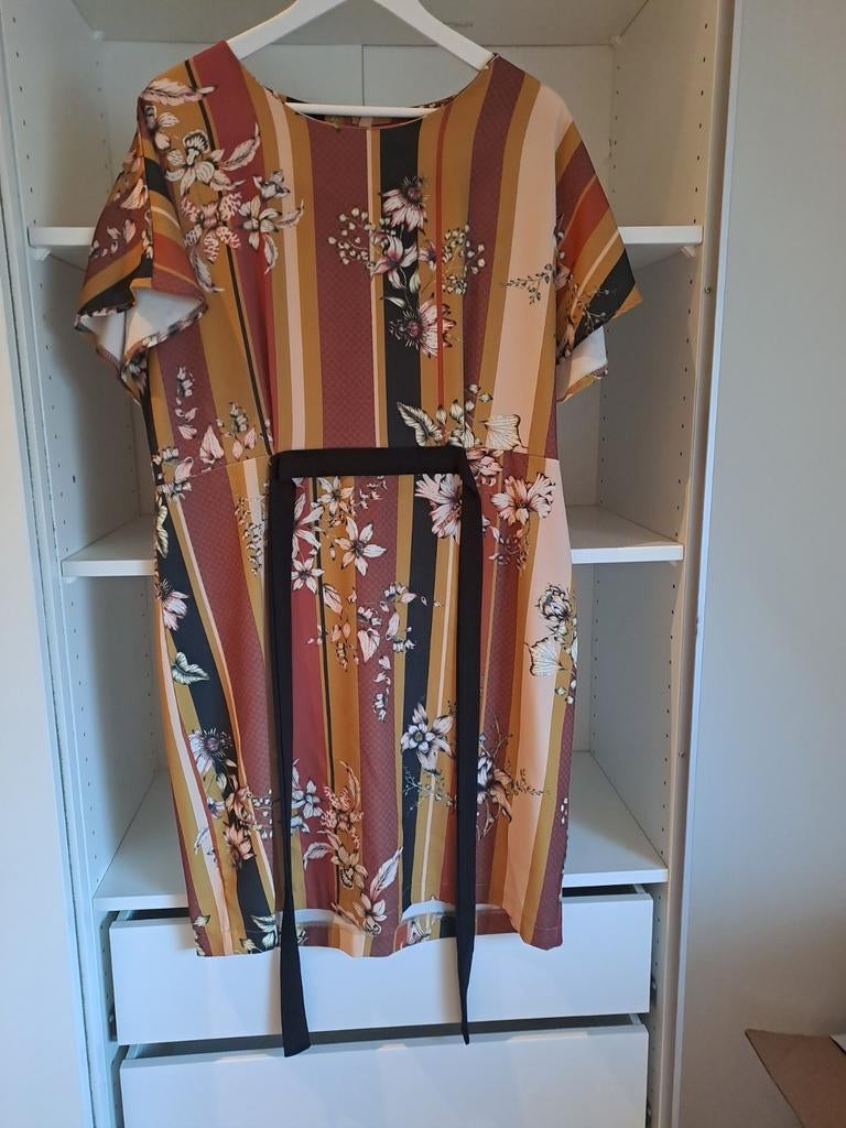 Mt 42 Bruin, geel, zwarte strepen en bloemen, Kleding | Dames, Jurken, Bruin, Lola & Liza, Maat 42/44 (L), Ophalen of Verzenden