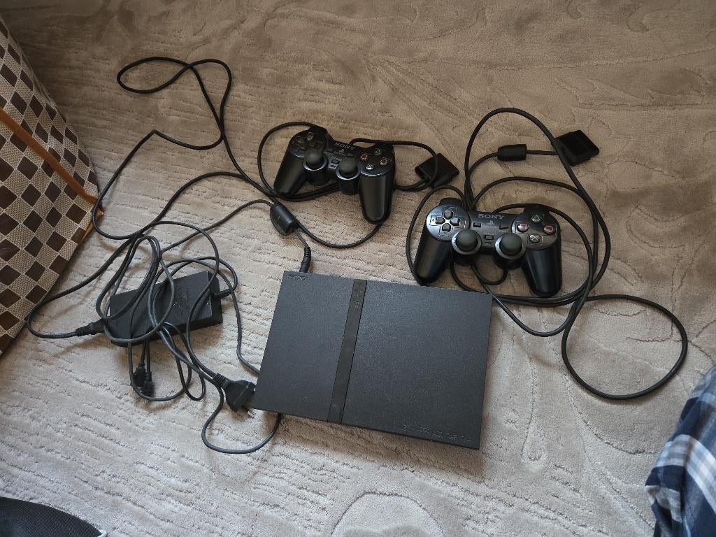 Playstation 2 - 2 manettes - câble AV, Consoles de jeu & Jeux vidéo, Consoles de jeu | Sony PlayStation 2, Utilisé, Slim, Noir