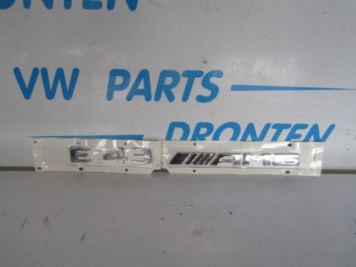 Embleem van een Mercedes E-Klasse, Auto-onderdelen, Carrosserie, Mercedes-Benz, Gebruikt, 3 maanden garantie, Ophalen of Verzenden