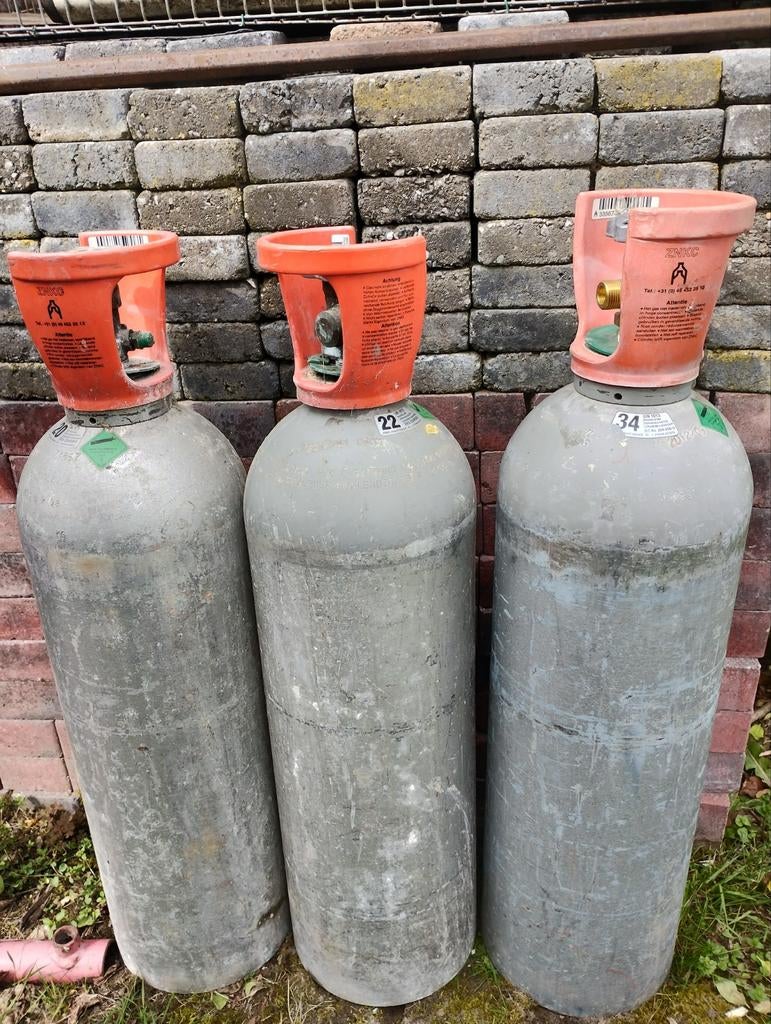 3 volle CO2 flessen, Ophalen
