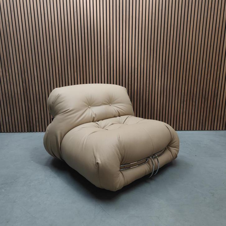 Cassina Soriana fauteuil - 13Y244 Zand, Antiek en Kunst, Antiek | Meubels | Stoelen en Sofa's, Ophalen of Verzenden