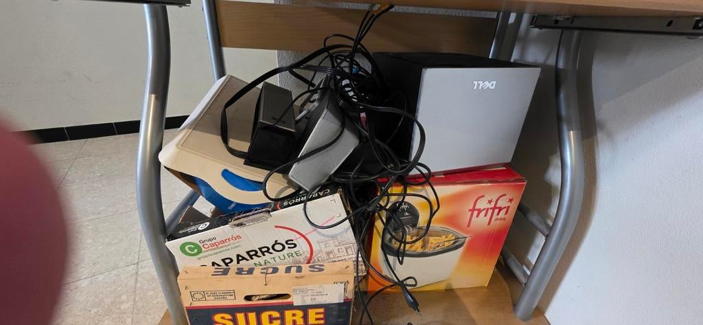 2 koffers, 1 fietshouder, Dell speakers, Diversen, Rommelmarktspullen, Ophalen