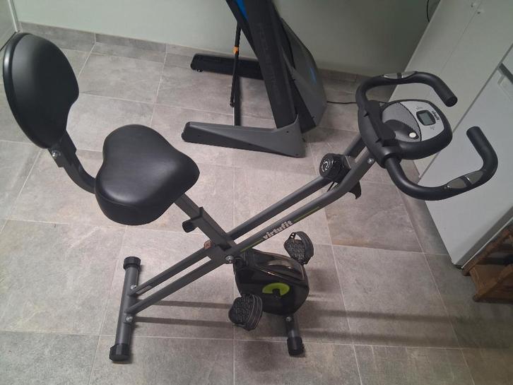 VirtuFit Opvouwbare Hometrainer + Rugleuning en Tablethouder, Sport en Fitness, Fitnessapparatuur, Zo goed als nieuw, Hometrainer