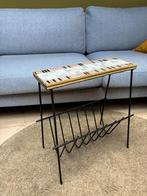 Vintage bijzettafel met tegelblad en krantenrek, Minder dan 55 cm, Gebruikt, Metaal of Aluminium, Ophalen