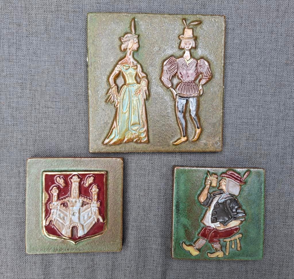 Drie authentieke keramische tegels in hoogreliëf, Ophalen