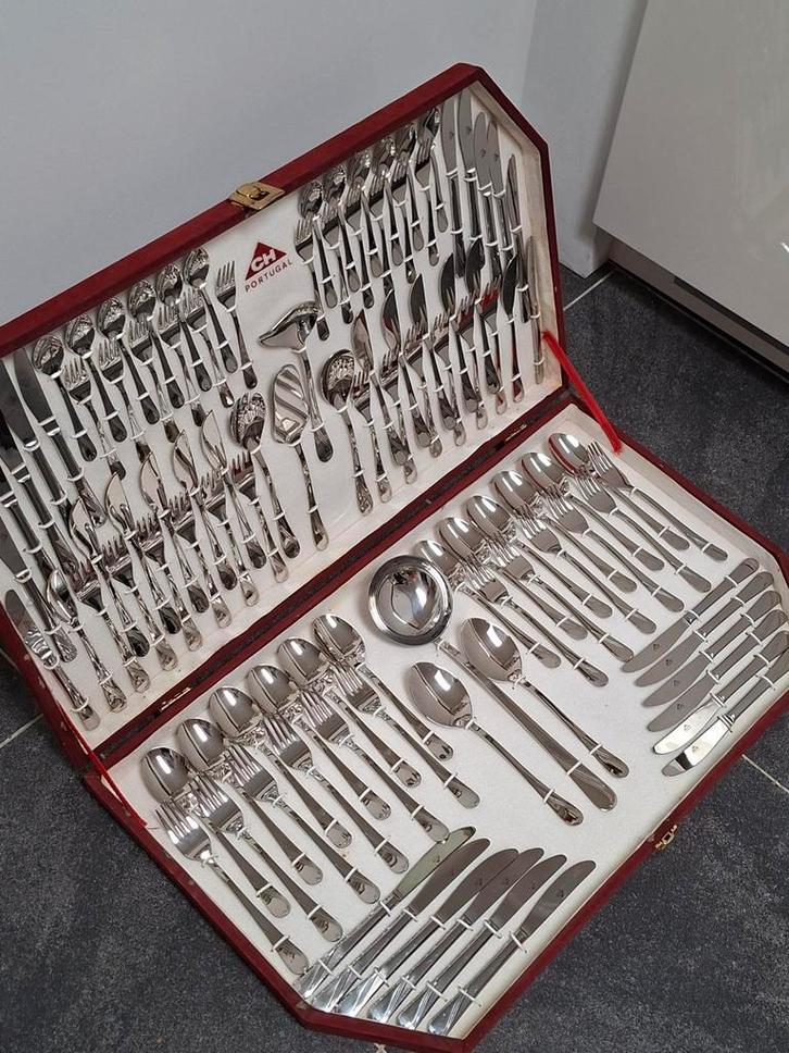 Ménagère 12 personnes. Simple et raffiné. Neuf, Antiek en Kunst, Antiek | Bestek, Ophalen