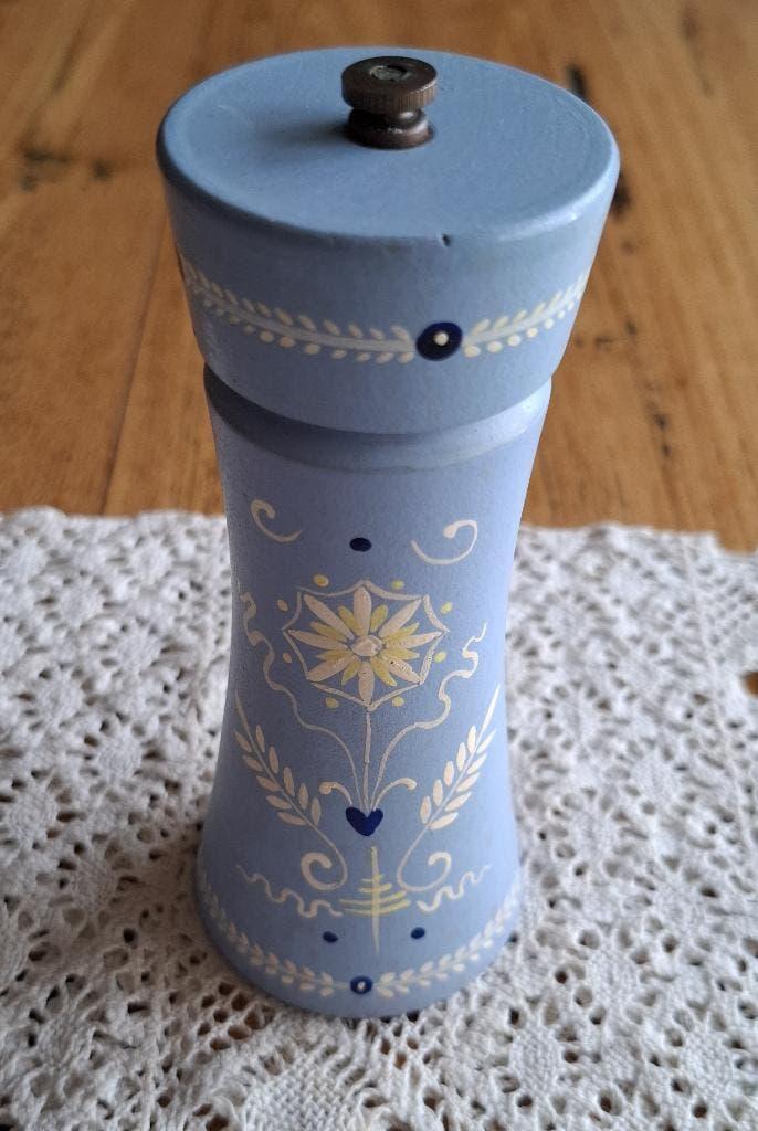 Lichtblauwe vintage handbeschilderde houten pepermolen, Antiek en Kunst, Curiosa en Brocante, Ophalen of Verzenden
