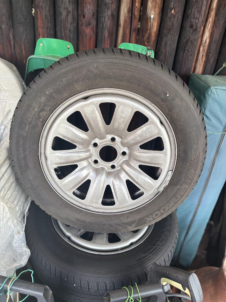 Winterbanden 225/60 R17 Hankook op velg – Hyundai Tucson, Auto-onderdelen, Banden en Velgen, Band(en), Winterbanden, 17 inch, 225 mm