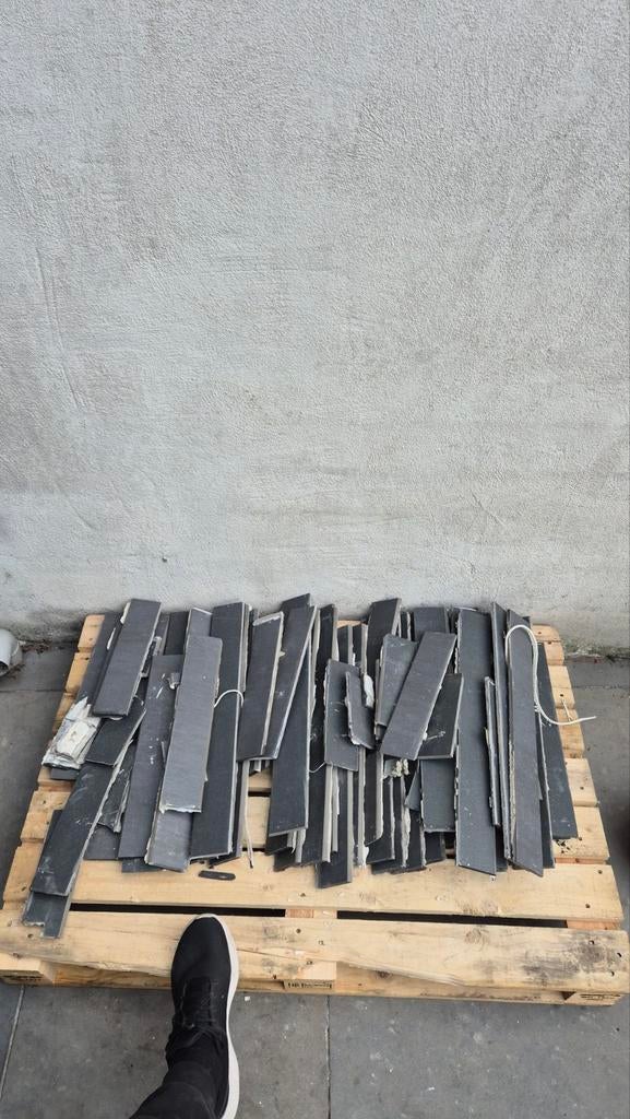 Stenen plinten, Enlèvement, Gris