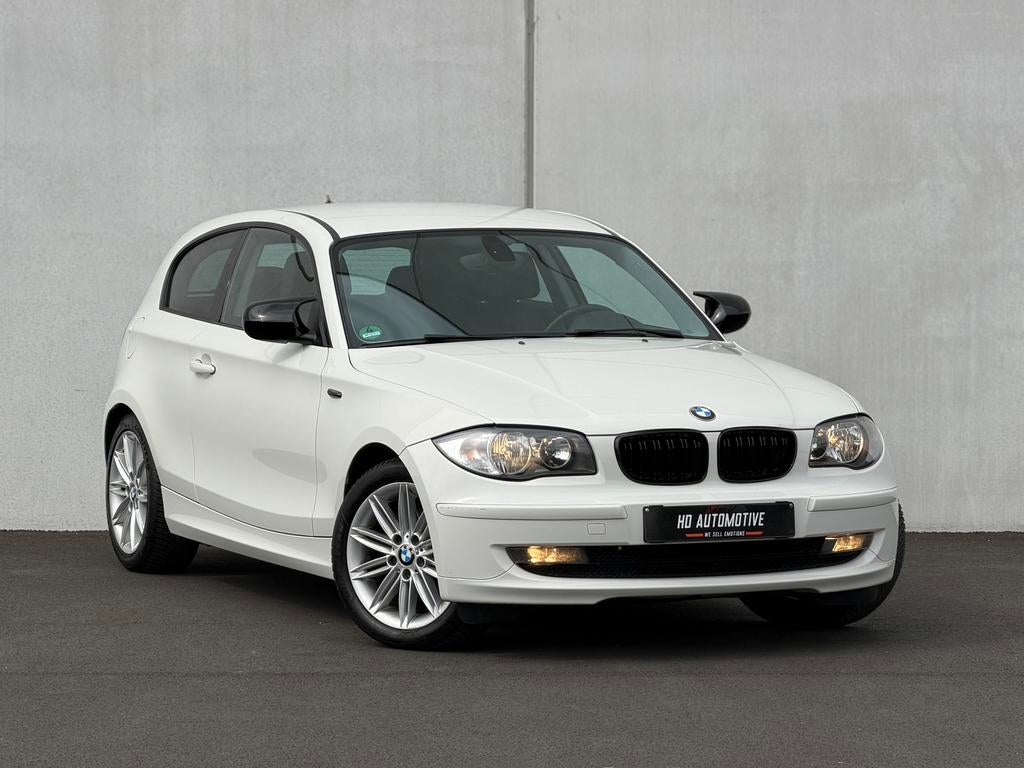 BMW E81 - 118i • 2010 • 120.000KM • EURO5 • BLANCO GEKEURD!, Auto's, BMW, 1995 cc, Zwart, 4 cilinders, Wit