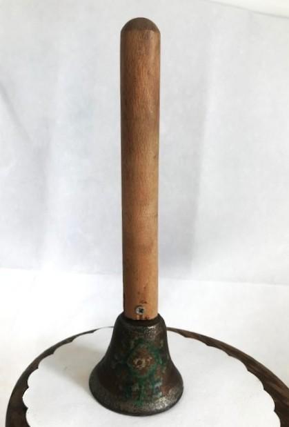 Cloche d'école Bel petite avec manche en bois L 26🎵🔊💑💎👌, Antiquités & Art, Curiosités & Brocante, Enlèvement ou Envoi