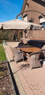 Uitschuifbare tuintafel met parasol en rieten stoelen, Tuin en Terras, Ophalen, Zo goed als nieuw, 6 zitplaatsen, Tuinset