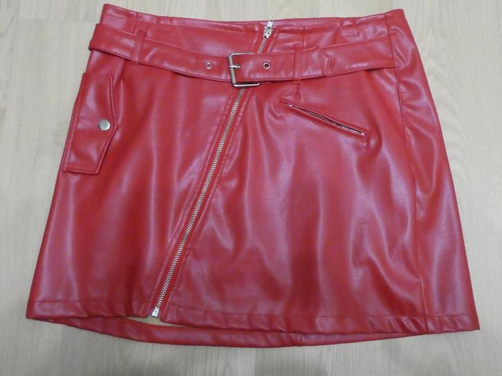 Jupe rouge à glissière oblique en similicuir, Vêtements | Femmes, Jupes, Comme neuf, Rouge, Enlèvement ou Envoi