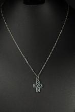 Collier en forme de croix celtique, Envoi