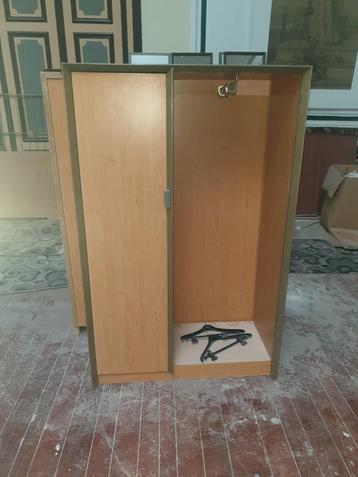 DONNE LOT DE GARDE ROBE beschikbaar voor biedingen