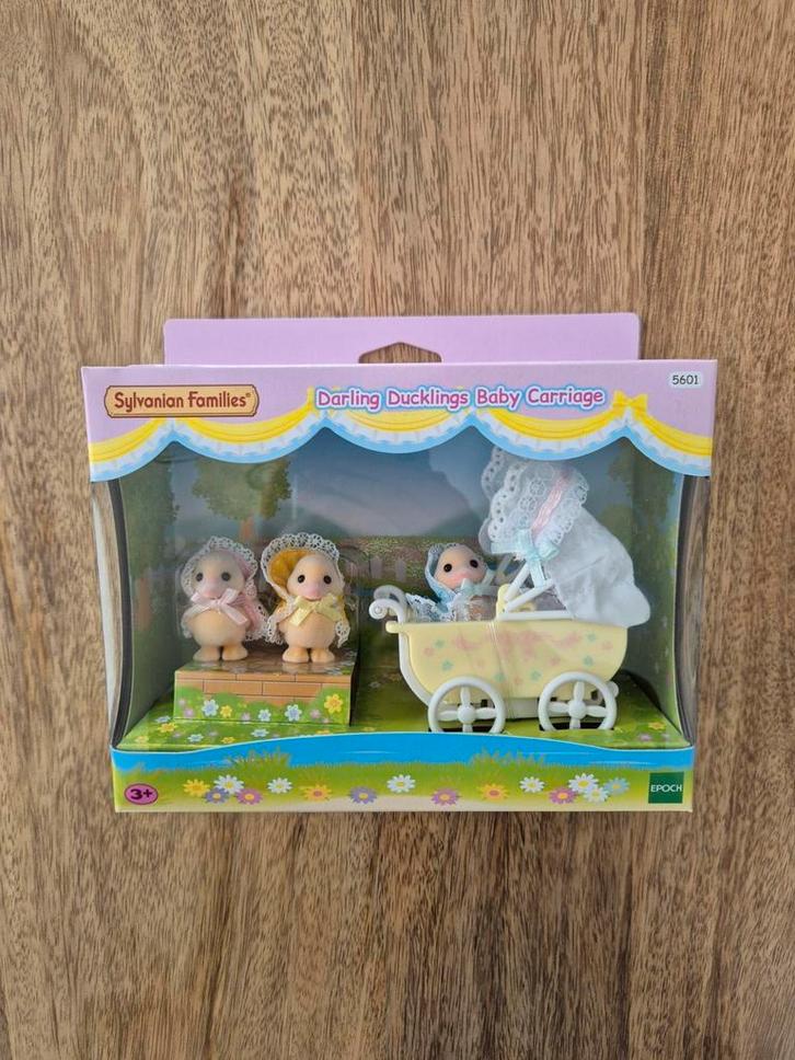 Epoch Sylvanian Families 5601 : Ducklings Baby Carriage, Kinderen en Baby's, Speelgoed | Actiefiguren, Nieuw, Ophalen of Verzenden
