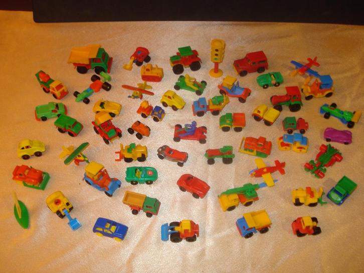Lot de 52 Petits Véhicules Vintage en Plastique Genre Kinder, Verzamelen, Verrassingseieren, Zo goed als nieuw, Overige typen