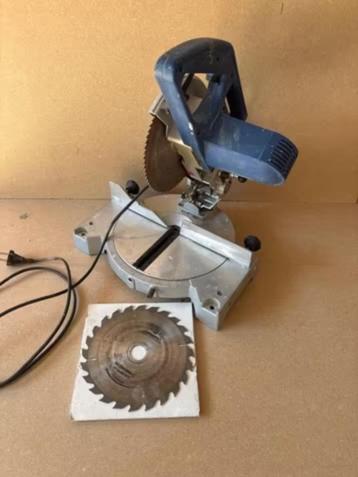 Topcraft elektrische verstekzaag met extra zaagblad beschikbaar voor biedingen